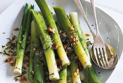блюдо с луком порей
